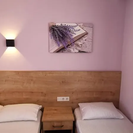 Lavanda מלון דירות 4*